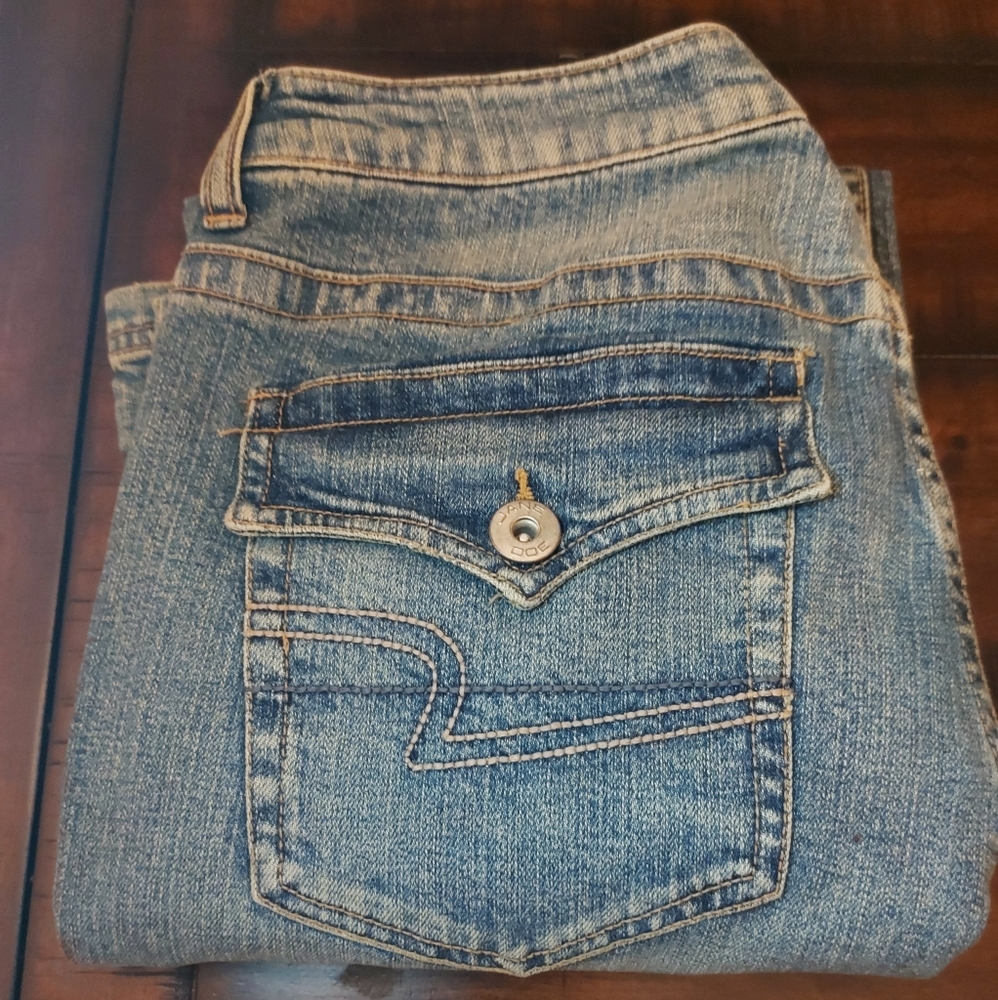 Jane Doe women's jeans style Blat.